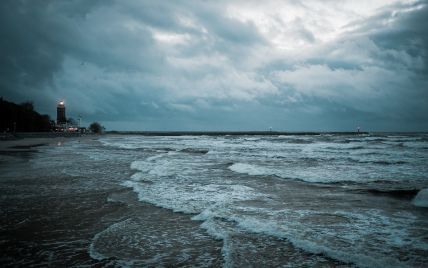 Грози та шквали: на морських курортах Херсонської області погіршиться погода