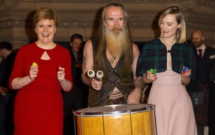 У червоній сукні і туфлях: перший міністр Шотландії в ефектному образі повеселилася на прем'єрі фільму