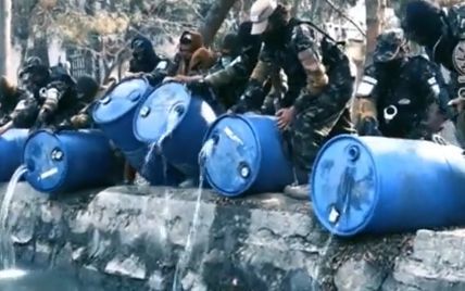 В столице Афганистана появилась алкогольная "река": талибы вылили около 3000 литров спиртного