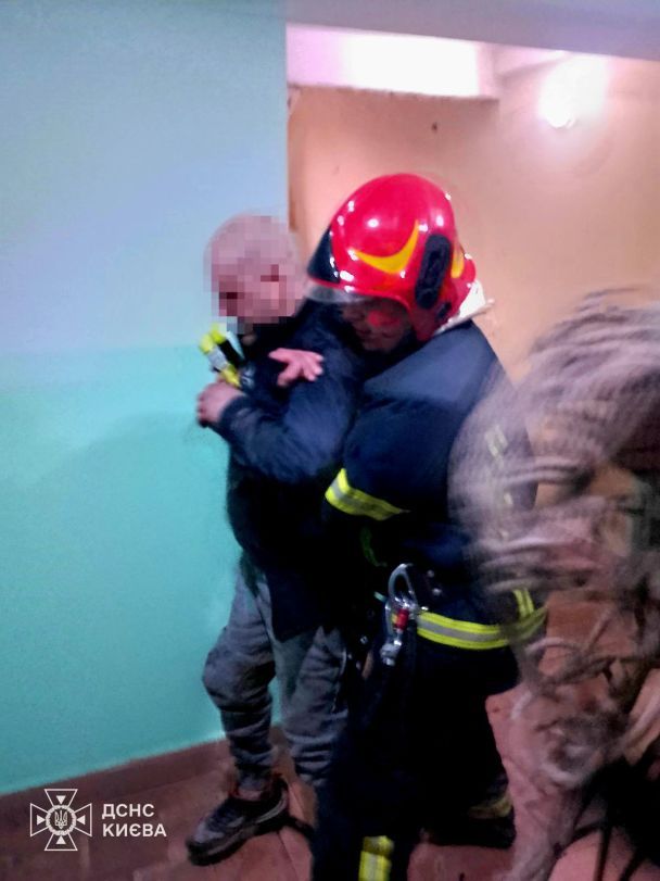 Рятувальники допомогли чоловіку вибратися з пастки, після чого передали лікарям