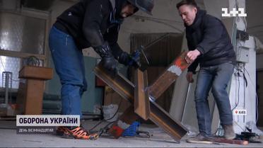 У Києві люди об`єднуються у майстенях і створюють необхідні речі для захисників на передовій