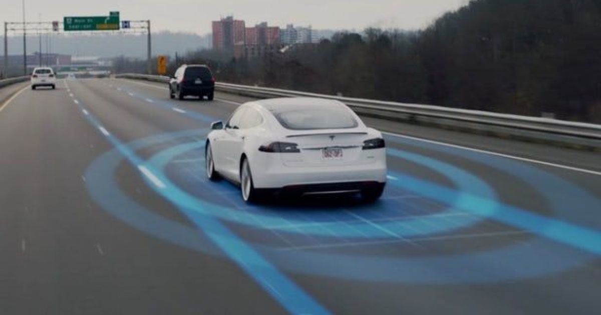 Владелец Tesla показал, как автопилот мог убить водителя