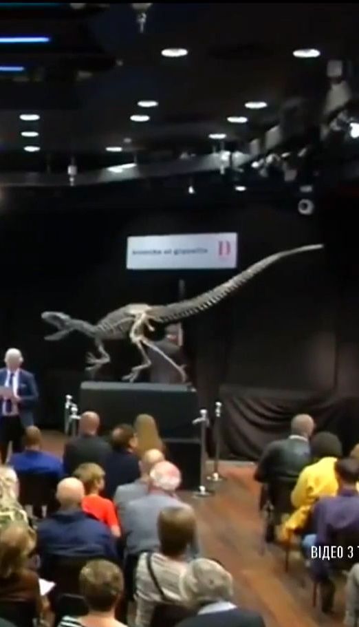 На парижском аукционе продали два скелета древних динозавров