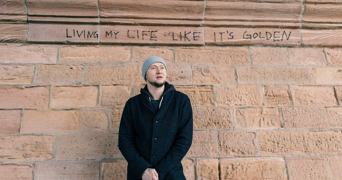 Лідер "Бумбокс" зворушив фанів архівним фото зі свого випускного