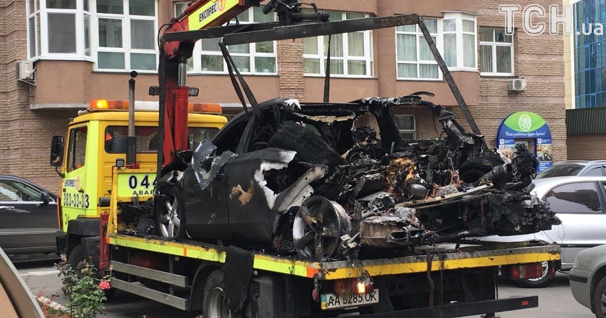 В Киеве неизвестные сожгли элитное авто водителя экс-министра инфраструктуры Пивоварского
