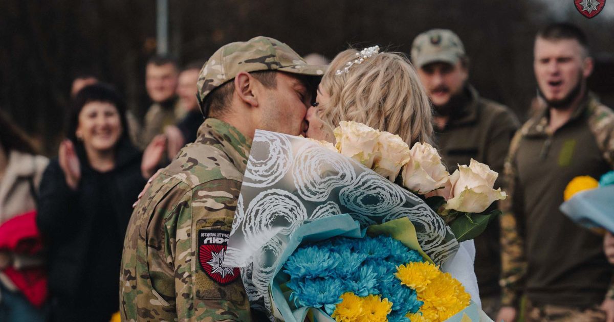 Весілля на фронті: боєць бригади "Лють" побрався з нареченою (фото та відео)