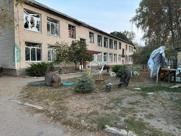 Пошкоджений будинок на Харківщині внаслідок удару окупантів