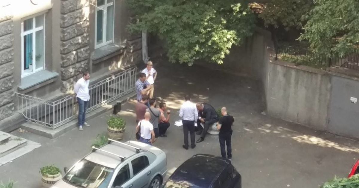 Затримання у дворі АП_2 / © Facebook/Павло Різаненко