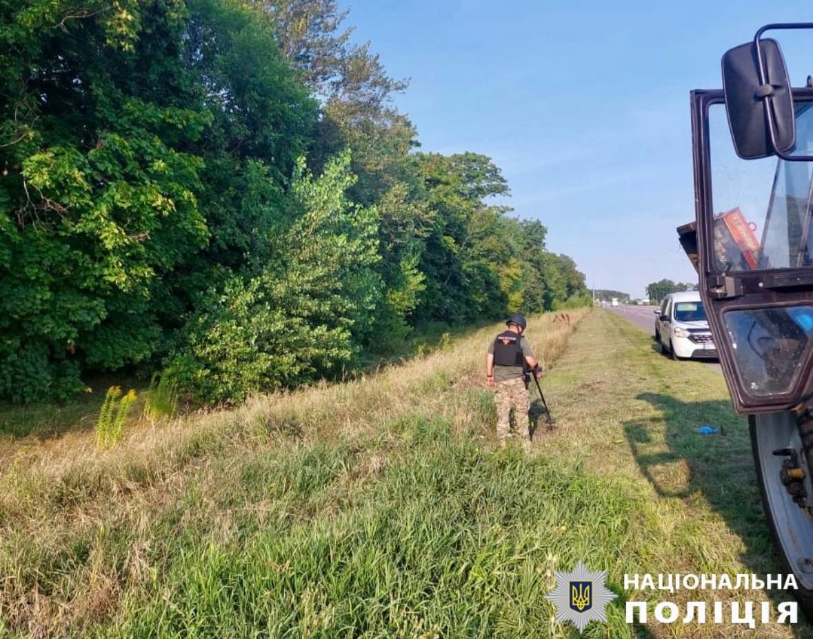 Внаслідок підриву чоловік не постраждав, а трактор зазнав механічних ушкоджень / Фото: Поліція Київської області / © 