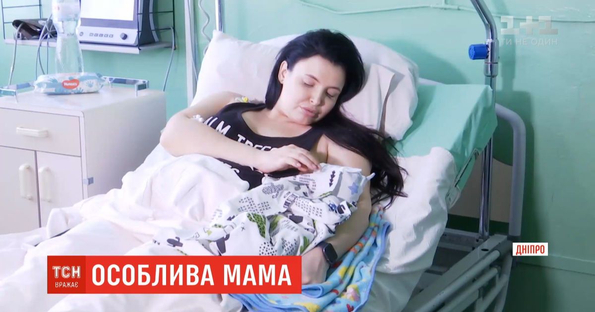 В Днепре женщина, всю жизнь прикована к инвалидной коляске, родила третьего сына