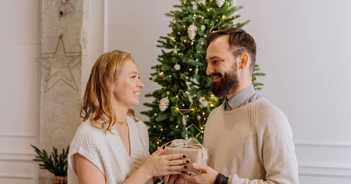 Пара з подарунком