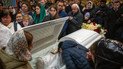 ПРОЩАННЯ З ФІЛАРЕТОМ: білі квіти та білий одяг священників, молитви та потік людей
