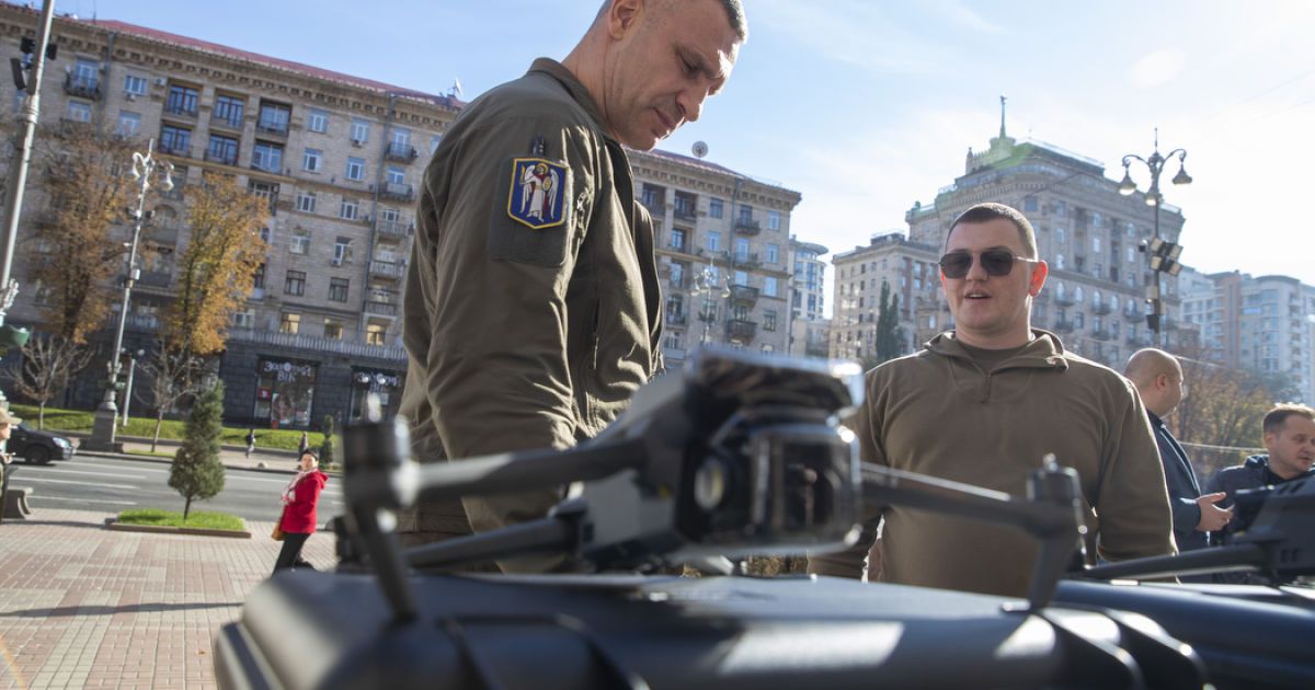 Віталій Кличко передав 5 штурмовій бригаді допомогу від киян – 550 дронів Mavic