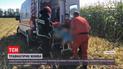 Женщина на поле собирала початки кукурузы и попала под жатку комбайна