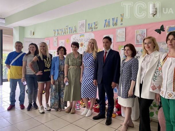 Оля Полякова, представители Благотворительного фонда и волонтеры / © Алина Онопа, ТСН.ua