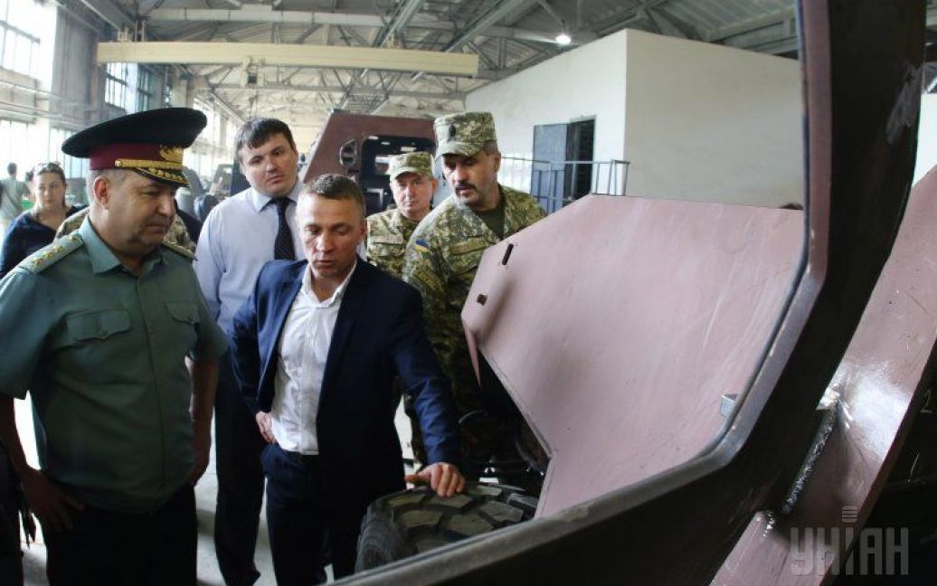 Полторак посетил Львовский бронетанковый завод / © УНИАН