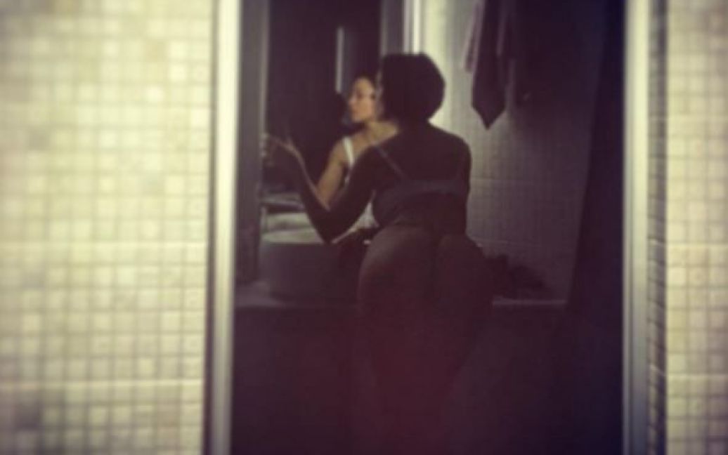 "Горячей" фотографией Нана сравнила себя с Кардшян / © instagram.com/anastasia_domination