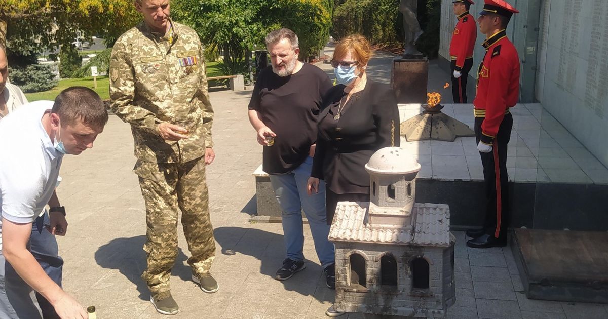 Заступник командира розвідбату та ветеран УНСО Ігор Мазур забирає з Тбілісі тіло свого побратима Леоніда Ткачука. Фото: Ігор Мазур/Facebook