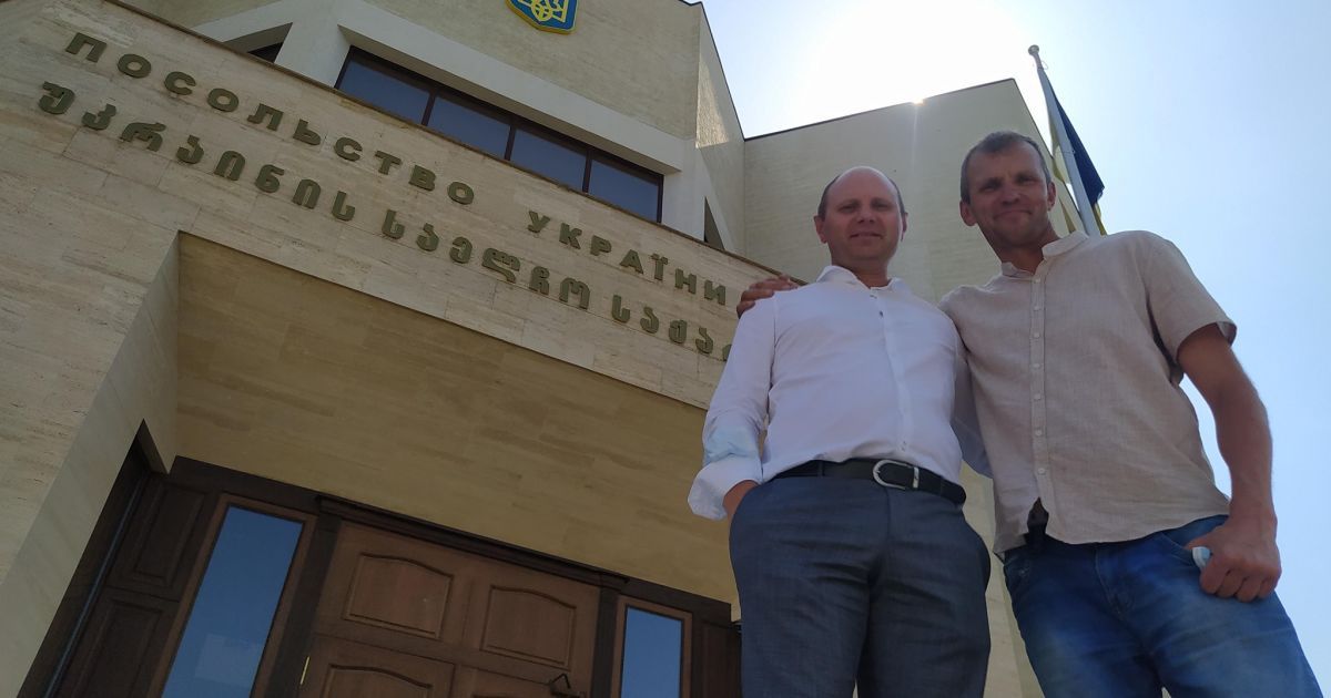 Заступник командира розвідбату та ветеран УНСО Ігор Мазур забирає з Тбілісі тіло свого побратима Леоніда Ткачука. Фото: Ігор Мазур/Facebook