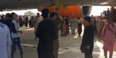 Молодежь на двигателе американского самолета бежит из Афганистана: шокирующее видео