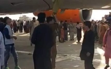 Молодежь на двигателе американского самолета бежит из Афганистана: шокирующее видео