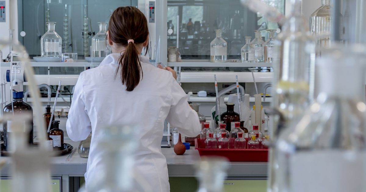 Американська фармкомпанія починає випробування вакцини від коронавірусу на дітях