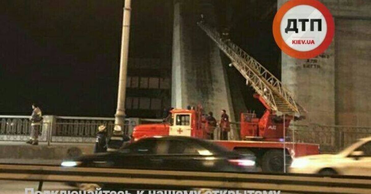 У Києві рятувальники діставали неповнолітніх, які застрягли на недобудованому мосту