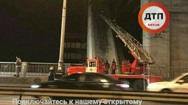В Киеве спасатели доставали застрявших на недостроенном мосту несовершеннолетних
