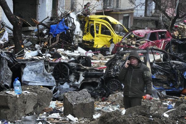 Рятувальники ліквідують наслідки ракетних ударів по Києву 2 січня / © Associated Press