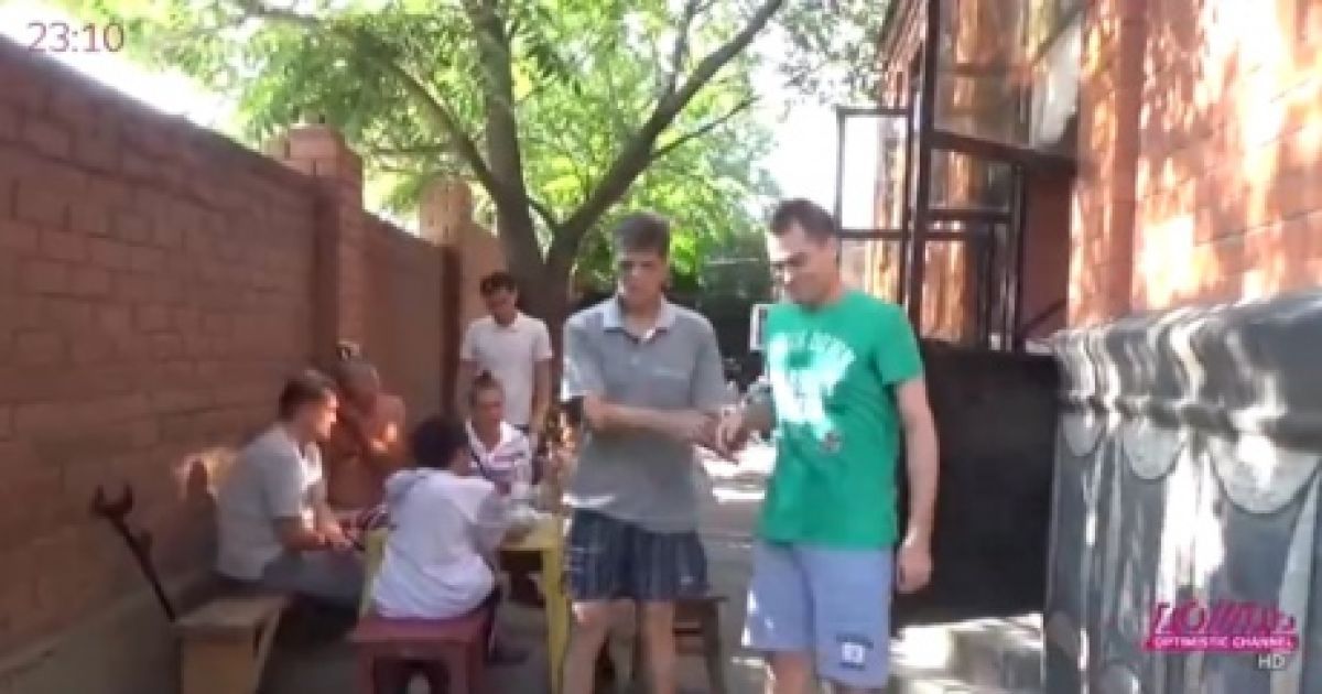 Боевики прячут лицо от журналистов