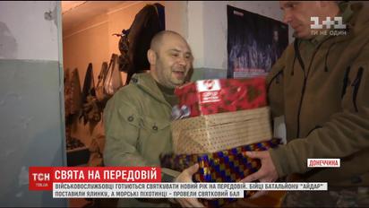 Бал и особая елка: бойцы на передовой готовятся к новогодним праздникам