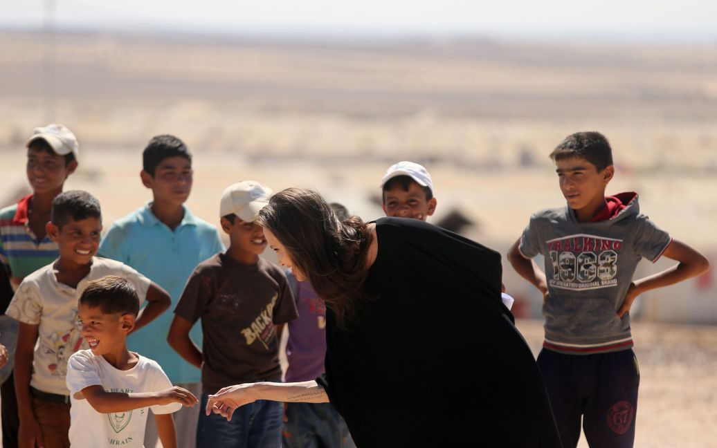 Джоли посетила беженцев в Сирии / © Getty Images