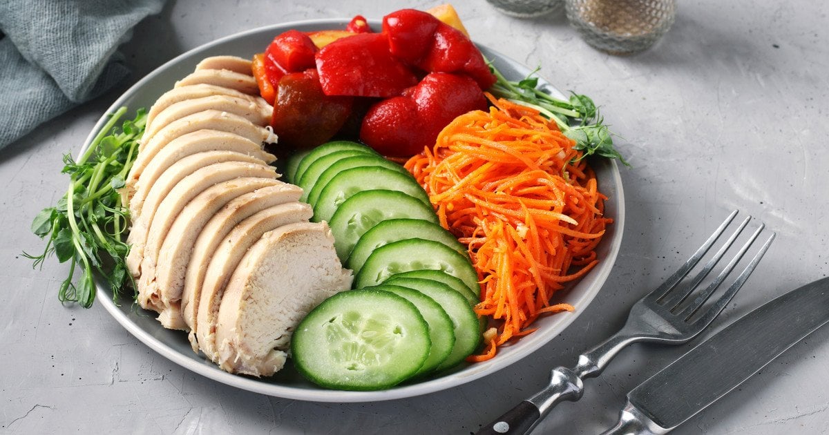 Салат із курячим філе, корейською морквою та огірком