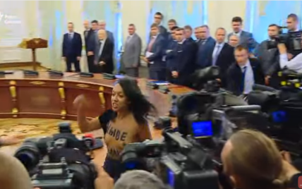 Активистка обнажила грудь перед Лукашенко и Порошенко на Банковой. Появилось видео