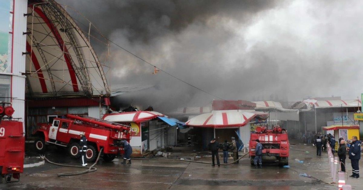 Рынок "Барабашово" в Харькове горел в течение двух часов / © ГСЧС