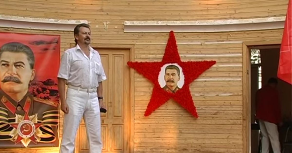 Песню о Сталине певец Курочкин спел крымчанам на сцене с символикой Советского Союза