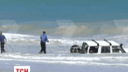 Чтобы скрыться от полиции, австралийский нарушитель поехал на машине в океан