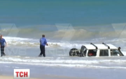 Австралиец направил машину в океан, убегая от полиции