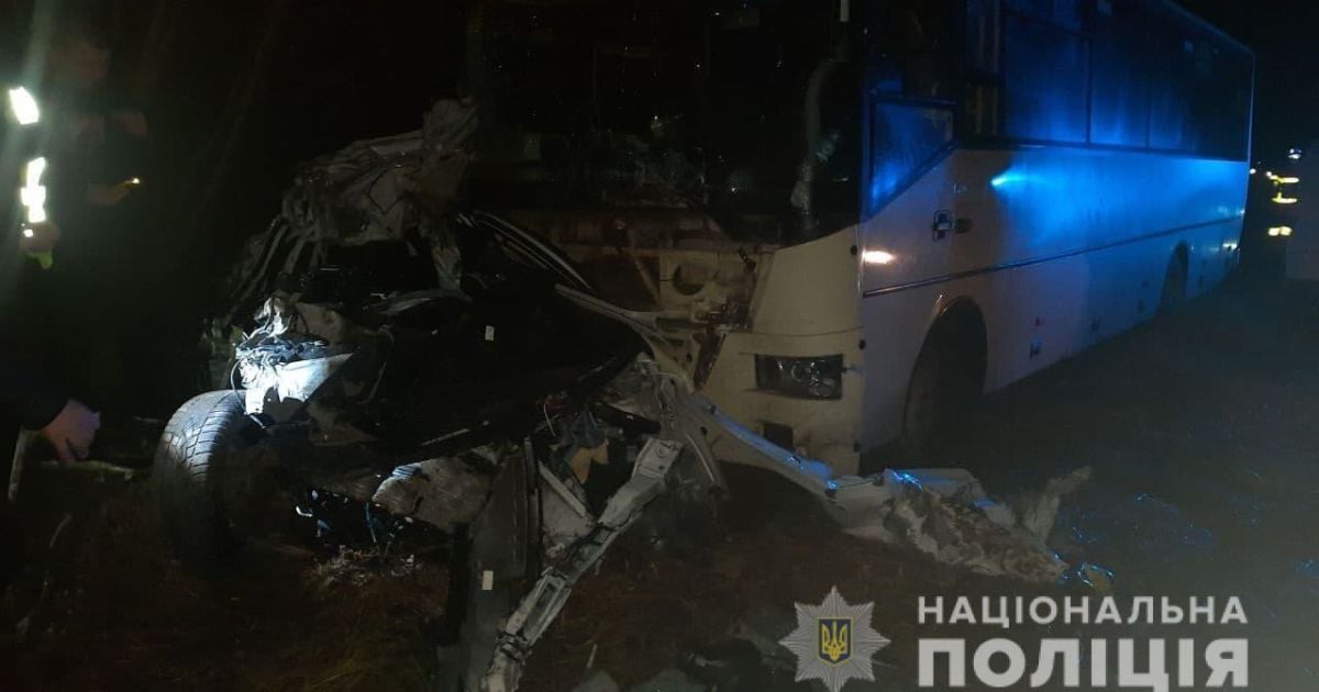 Потрійна ДТП у Львівській області за участю вантажівки і автобуса: є жертва