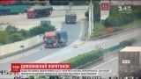 В результате ДТП в Китае мужчина пролетел три дорожные полосы и выжил