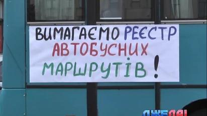 Маршрутчики против полицейских: чем завершился "мирный" митинг автоперевозчиков