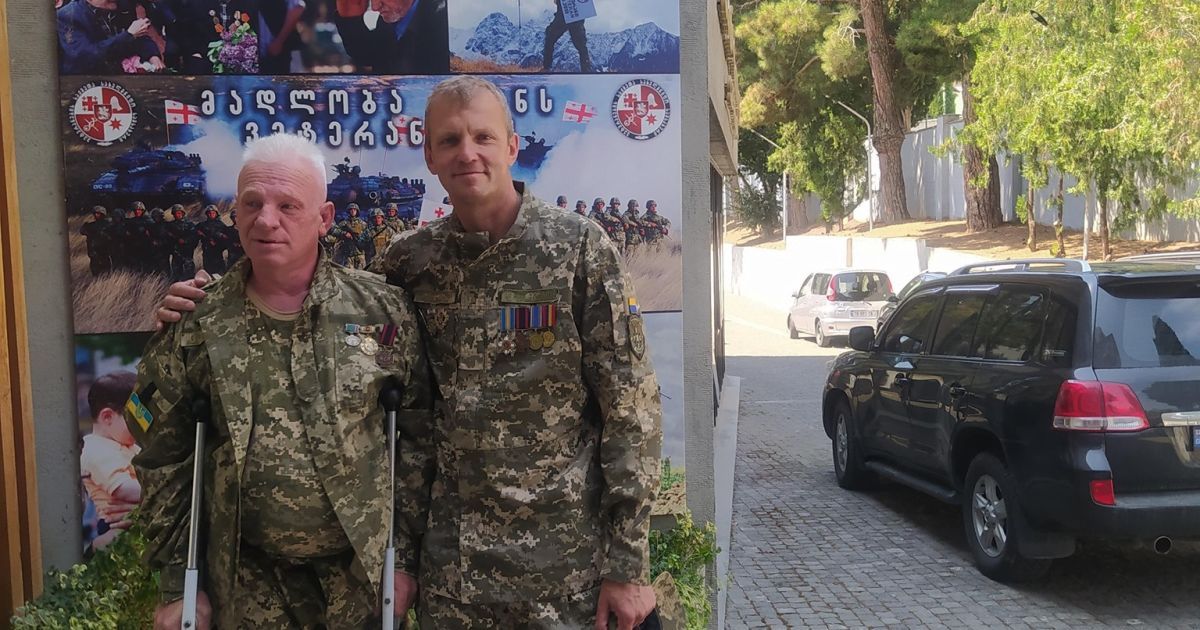 Заступник командира розвідбату та ветеран УНСО Ігор Мазур забирає з Тбілісі тіло свого побратима Леоніда Ткачука. Фото: Ігор Мазур/Facebook