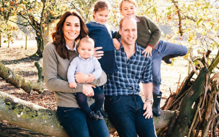 Королевская семья опубликовала открытки к Рождеству с фотографиями Кейт и Меган