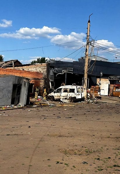 Росіяни вдарили у приміщення Нової пошти, є жертва (фото)