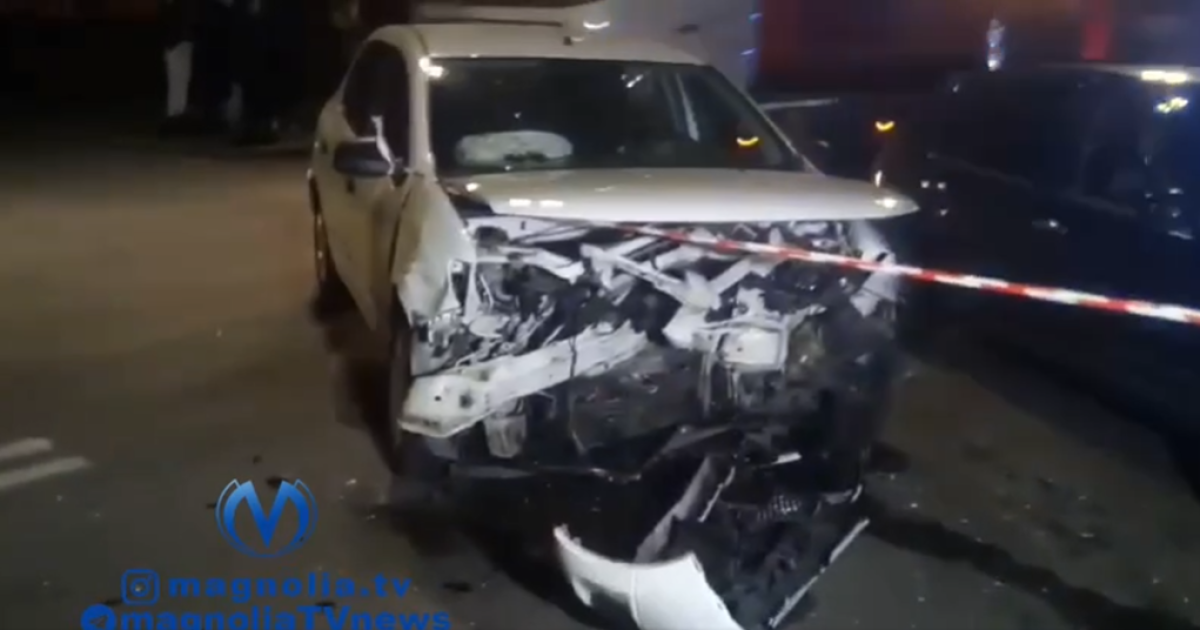 В Киеве пьяный водитель на Dacia Logan протаранил Volkswagen: есть пострадавший (видео)