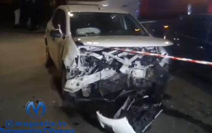 В Киеве пьяный водитель на Dacia Logan протаранил Volkswagen: есть пострадавший (видео)