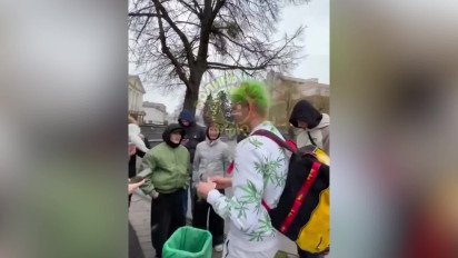 В центре Луцка дети постригли юношу