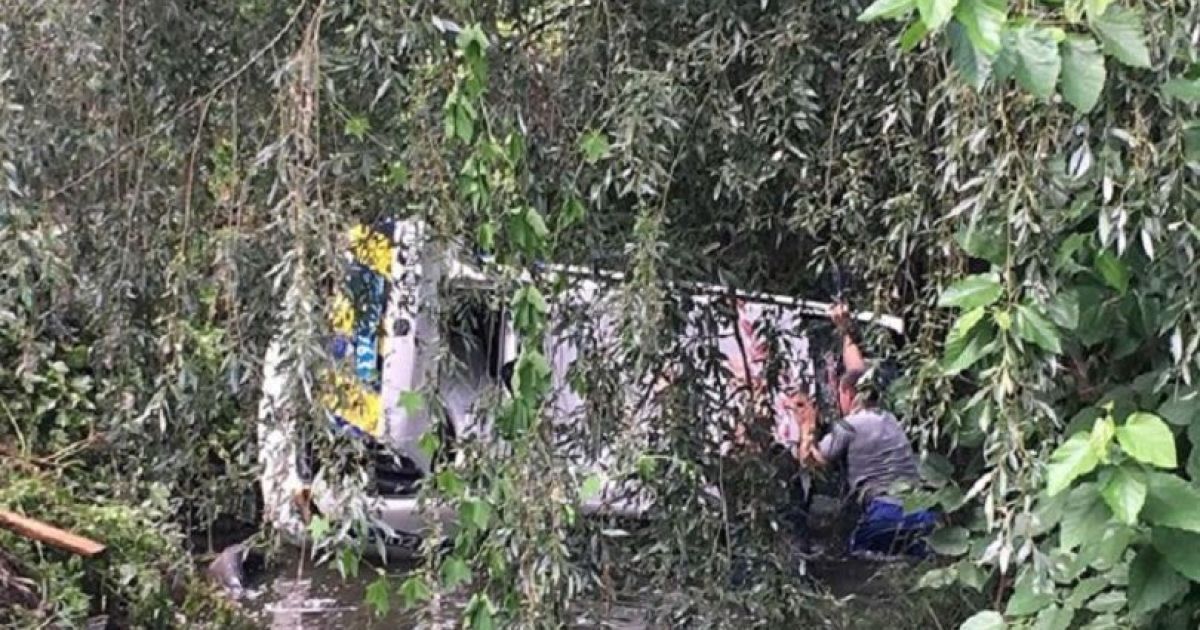 Под Киевом полицейское авто упало в реку во время погони за мопедом