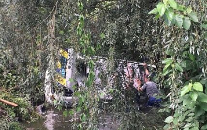 Під Києвом поліцейське авто впало в річку під час погоні за мопедом