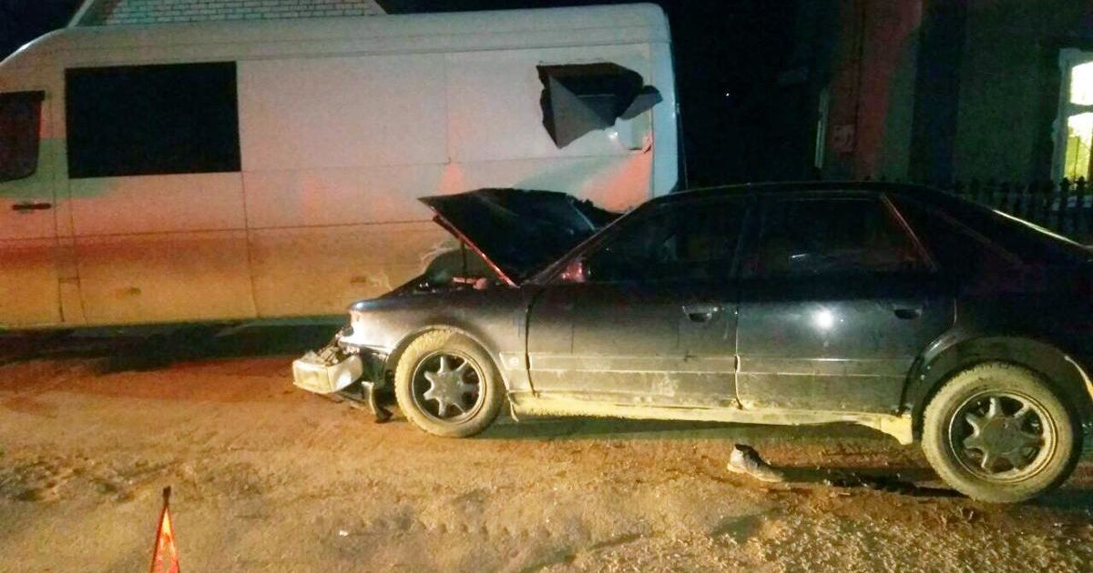 На Буковине пьяный водитель Audi протаранил пешеходов и припаркованный микроавтобус: есть жертвы